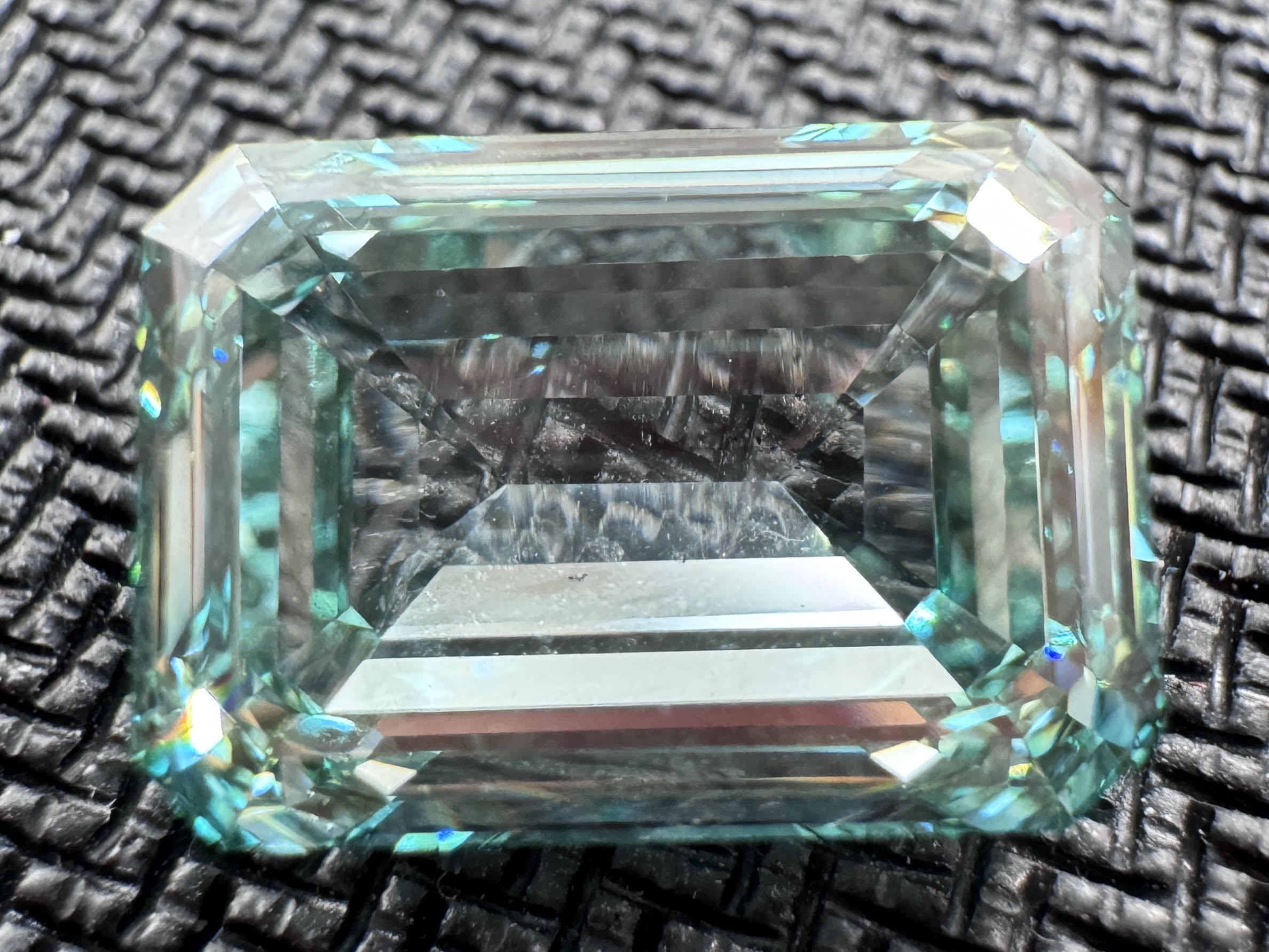 Emerald 6.70 ct Fancy Vivid Green VVS2 EX EX Faint