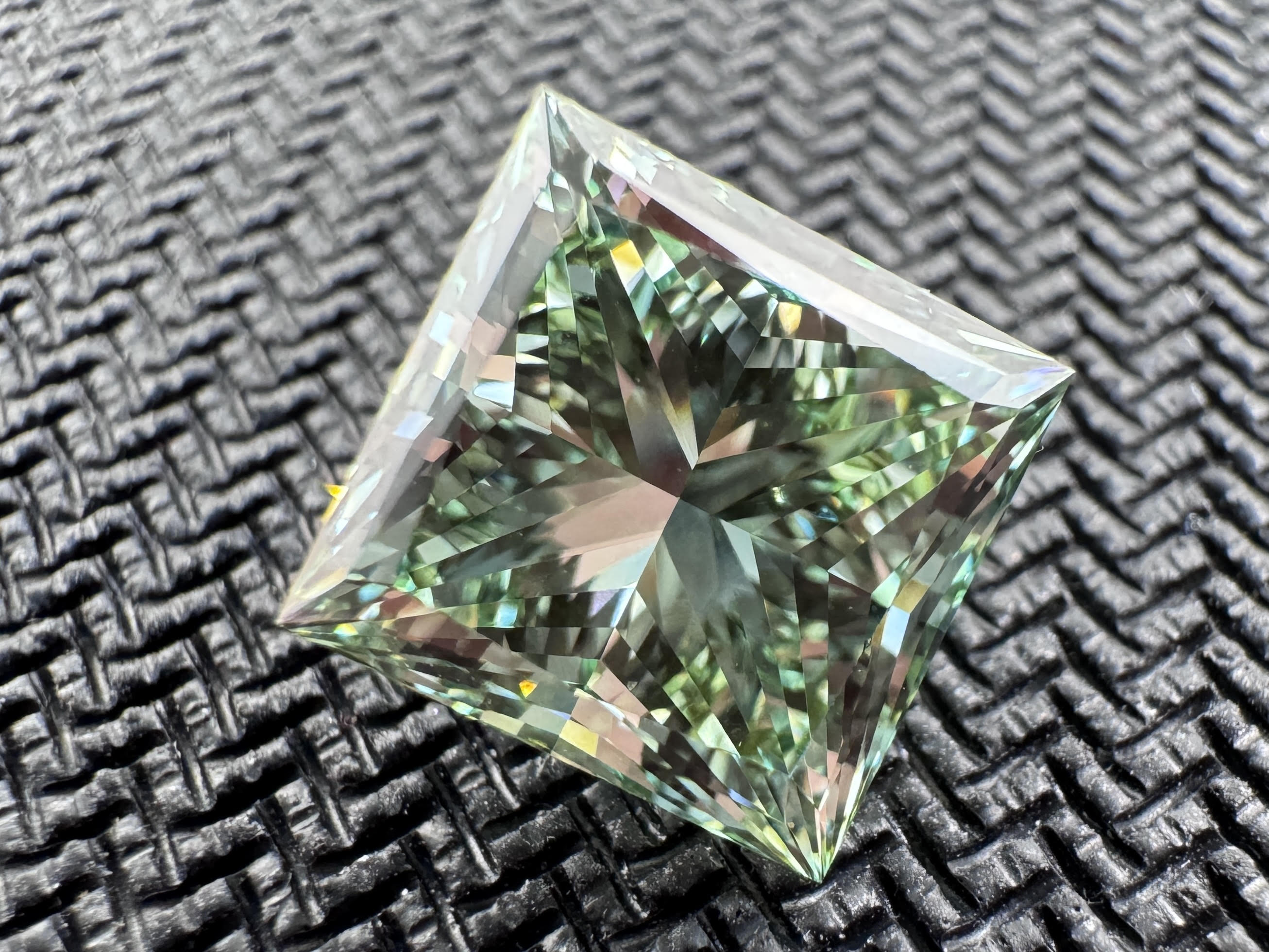 Princess 4.03 ct Fancy Vivid Green VVS2 EX EX Faint